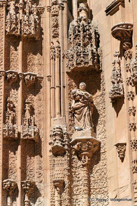 Skulpturale Finesse der Fassade, die Kathedrale von Salamanca - Spanien