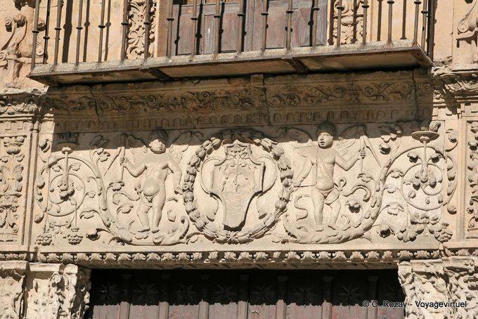 Engel unter dem Balkon der Casa de las Muertes, Salamanca - Spanien