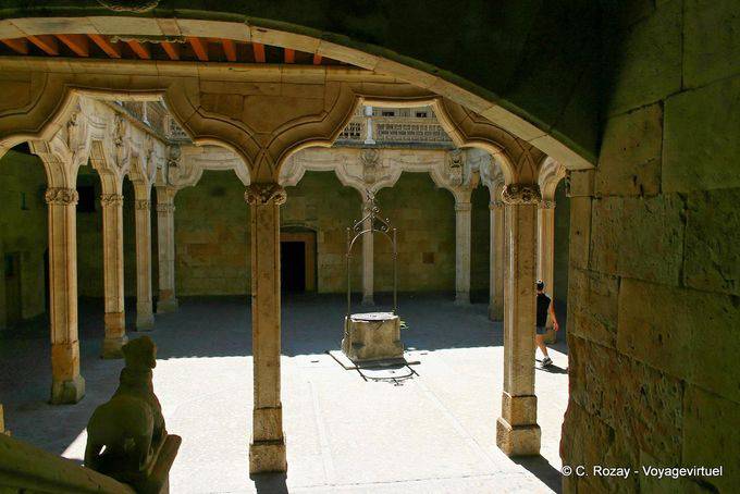 Patio am Brunnen von Las Escuelas Menores Salamanca - Spanien