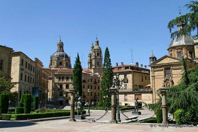 Statuen von Angesicht zu Angesicht, Anaya Platz, mit Blick auf Kirche Iglesia de la Clerecía Salamanca - Spanien