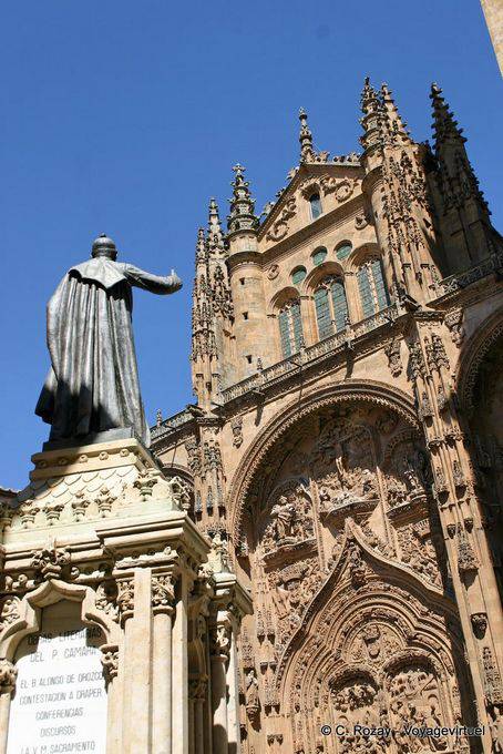 Statue vor der Portada del Nacimento, Westfassade, Nueva Kathedrale, Salamanca - Spanien