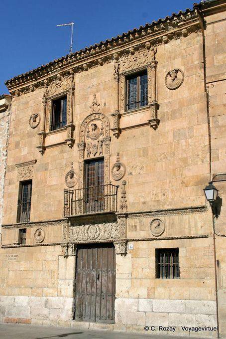 Blick auf die Fassade der Casa de las Muertes, Salamanca - Spanien