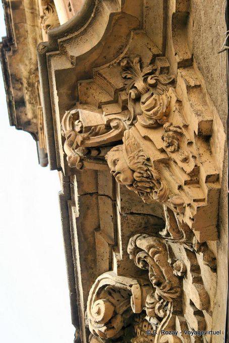 Architektonisches Detail unter dem Fenster Bordadores Calle Salamanca - Spanien