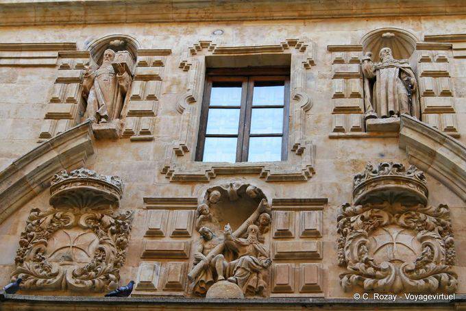 Skulptur auf Fassade Calle Zamora, Salamanca - Spanien