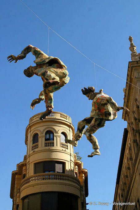 Acrobats von Papier, plaza Bandos, Salamanca - Spanien