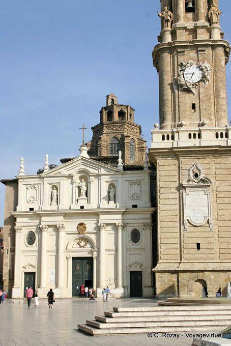 Fassade, Kuppel und Teil der Glockenturm der Kathedrale Saint-Sauveur, Zaragoza - Spanien
