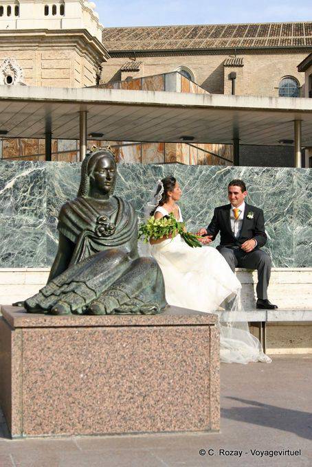 Newlywed Paar hinter der Statue, Plaza del Pilar, Zaragoza - Spanien