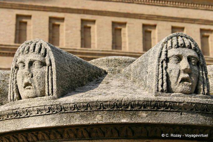 Ausschnitt aus einem Brunnen Plaza del Pilar, Zaragoza - Spanien