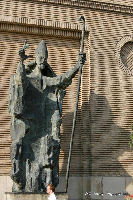 Riesige religiöse Statue, Plaza del Pilar, Zaragoza - Spanien