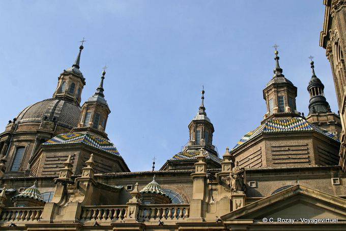 Vier der elf Kuppeln der Basilika Nuestra Señora del Pilar, Zaragoza - Spanien