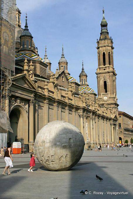 Globo Terraqueo von hormigón, Werk von Francisco Rallo Lahoz, vor der Basilica de Nuestra Señora del Pilar, Zaragoza - Spanien