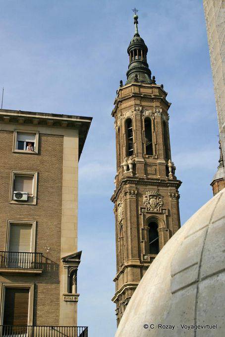 Eine andere Ansicht der Glockenturm der Basilika del Pilar, Zaragoza - Spanien