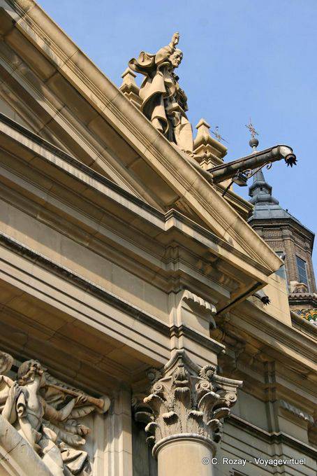 Statue auf der Basilica del Pilar, Zaragoza thront - Spanien