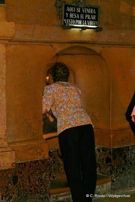 Aqui y verehrt besa el Pilar puesto por la Virgen, Rückseite der Kapelle der Virgen del Pilar, Zaragoza - Spanien