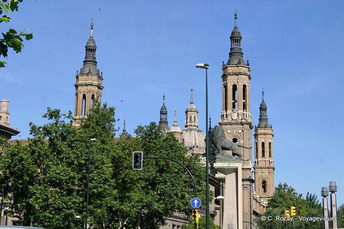 Zaragoza, Außenansicht der Basilica del Pilar - Spanien