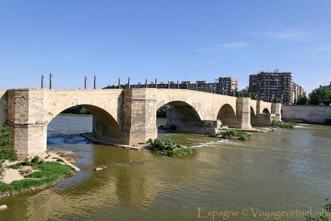 Zaragoza, Puente de Piedra - Spanien