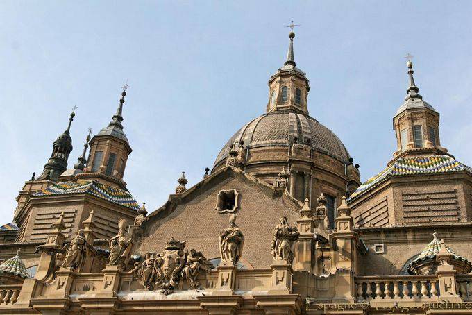 Top der Mitteltür der Südfassade, Kathedrale-Basilika von Nuestra Señora del Pilar, Zaragoza - Spanien