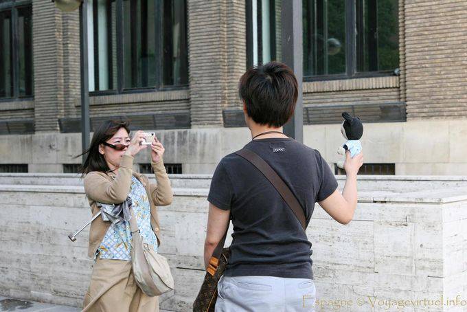 Japanische Erinnerungsfoto mit Taube, Zaragoza - Spanien