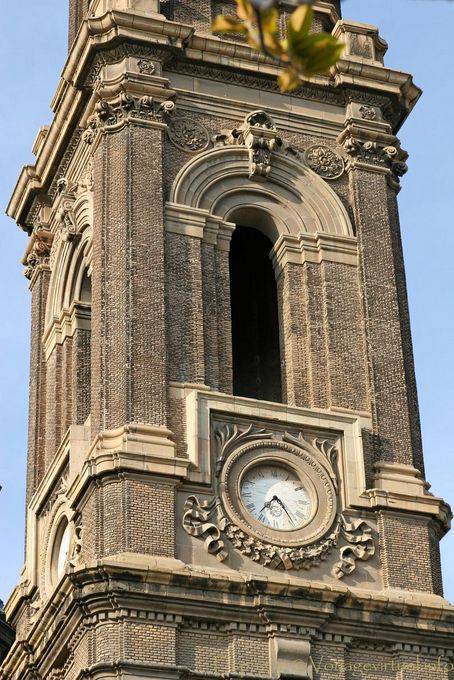Uhr auf dem Barockturm der Basilica del Pilar, Zaragoza - Spanien