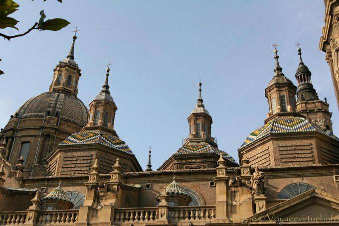 Glasierte Fliesen an den Kuppeln der Barock Basilica del Pilar, Zaragoza - Spanien