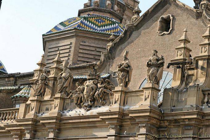 Skulptur der Haupteingang, Basilica del Pilar Zaragoza - Spanien