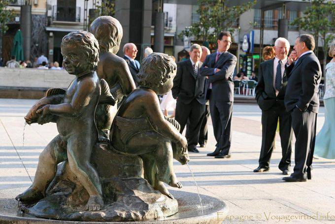 Brunnen mit Bronze-Kinder mit einem Fisch, der Plaza del Pilar, Zaragoza - Spanien