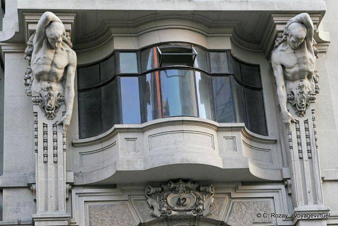Atlas Stone in Balkon, 42 Calle del Coso, mit Blick auf die Calle Alfonso 1, Zaragoza - Spanien