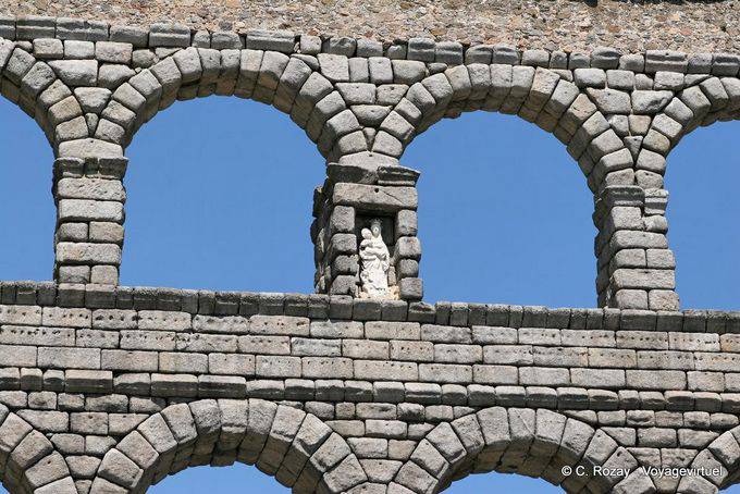 Aquädukt, Virgin zwischen Granitblöcken, Segovia - Spanien
