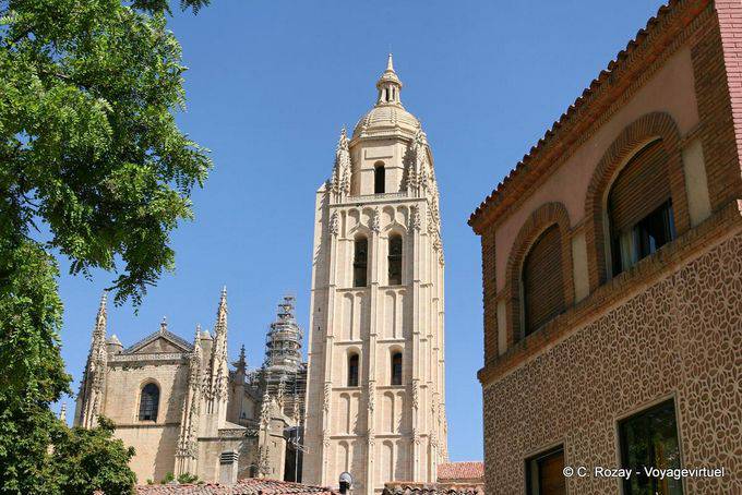 Top der Hauptfassade der Dame der Kathedralen, St. Mary-Kathedrale, Segovia - Spanien