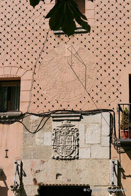 Wappen und Wanddekoration, Daoiz Galeria Plaza de la Merced, Segovia - Spanien