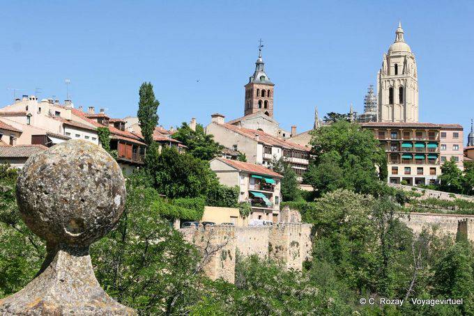 Blick auf die Türme der Kathedrale und San Esteban aus dem Alcazar, Segovia - Spanien