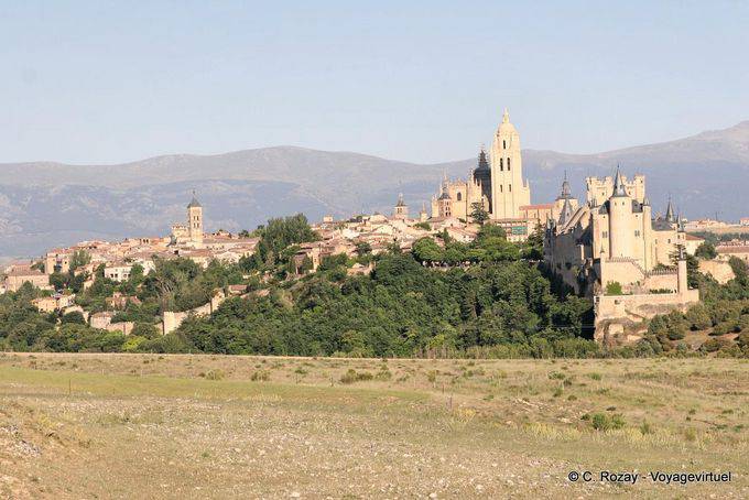 Blick auf die Stadt von Segovia von Nuestra Senora de la Fuencisla, Segovia - Spanien