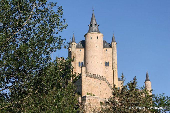 Alcázar von Segovia, auf einem Felsen durch den Flüssen Eresma und Clamores graben gebaut - Spanien