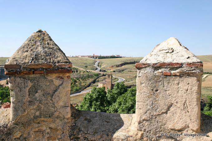 Panorama zwischen den Zinnen der Alcazar, Segovia - Spanien