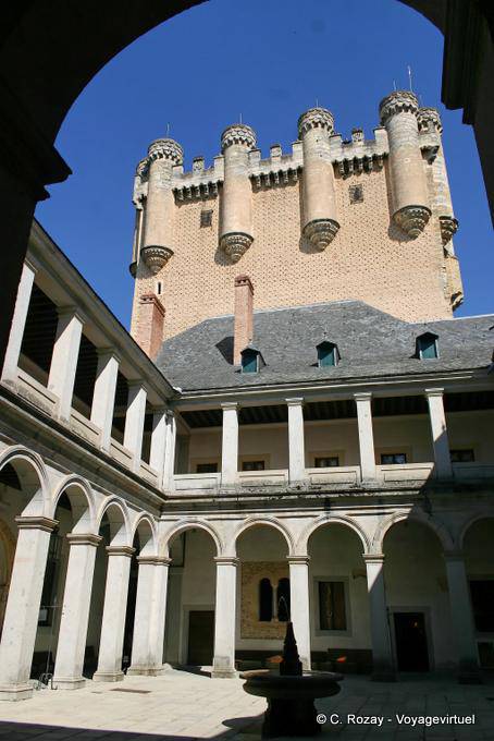 Hof vor dem Turm John II, Alcazar, Segovia - Spanien