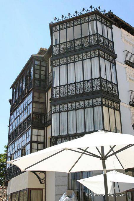 Typische vollkommen renovierte, Ecke Calle Cervantes und Juan Bravo, Segovia - Spanien