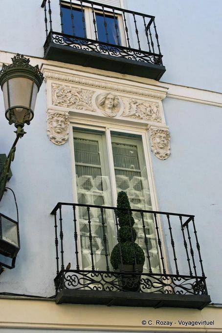 Fensterrahmen, gegenüber dem Teatro Cervantes, Segovia - Spanien