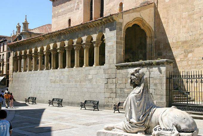 Außenansicht des Portico de la Iglesia de San Martin, Segovia - Spanien