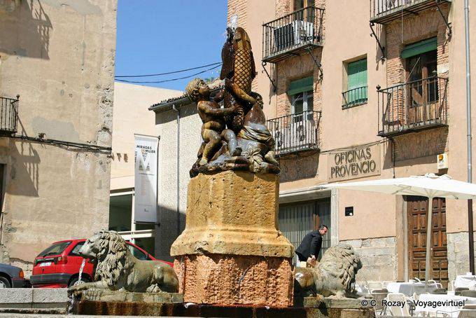 Löwenbrunnen, mit Kindern mit einem Fisch, Plaza San Martin, Segovia - Spanien