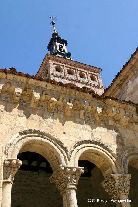 Außenkreuzgang Bögen und Glockenturm von San Martin, Segovia - Spanien