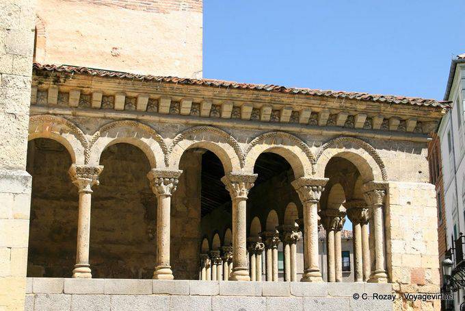 Bögen des Portikus auf der Iglesia San Martin, Segovia - Spanien