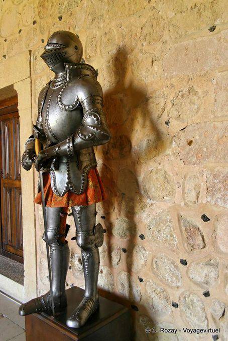 Rüstung in der Halle des Alten Schlosses, Segovia Alcazar - Spanien