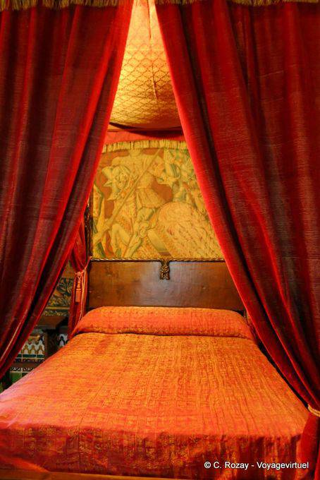 Royal Zimmer, gotische Nussbaum Bett mit einem Baldachin aus Brokat, Alcazar, Segovia - Spanien