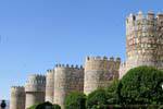 Die gewaltigen Mauern von Ávila, Spanien.