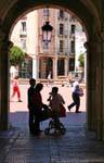 Kleine Durchgang in den Arkaden der Plaza Mayor, Burgos, Spanien.