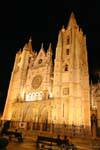 Westen vor der Kathedrale, Nachtbeleuchtung, León, Spanien.