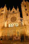 Beleuchtung auf der Dreifach-Portikus der Kathedrale von Leon, Spanien.