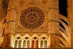 Nacht Lichter der Groß zentrale Rosette, León Kathedrale, Spanien.