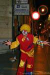 Clown in einer Fußgängerzone, León, Spanien.
