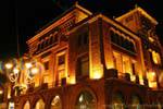 Gebäude des beleuchteten BBVA, Plaza Santo Domingo, Leon, Spanien.